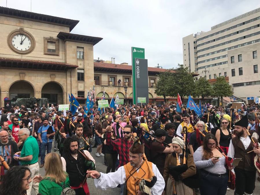 La concentración, celebrada en Oviedo, ha sido apoyada por miles de personas que a grito de «asturianu, llingua oficial» reclaman que la oficialidad sea una realidad 