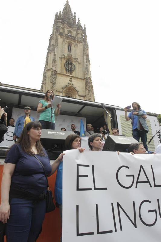 La concentración, celebrada en Oviedo, ha sido apoyada por miles de personas que a grito de «asturianu, llingua oficial» reclaman que la oficialidad sea una realidad 