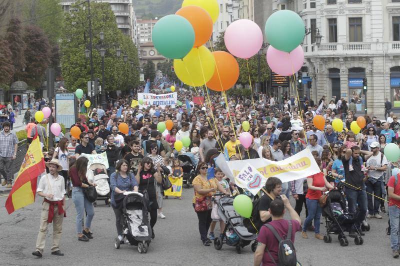 La concentración, celebrada en Oviedo, ha sido apoyada por miles de personas que a grito de «asturianu, llingua oficial» reclaman que la oficialidad sea una realidad 