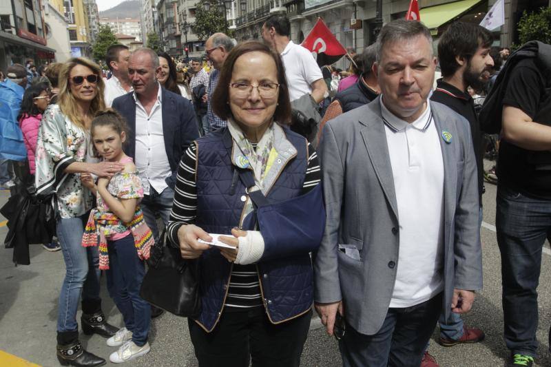 La concentración, celebrada en Oviedo, ha sido apoyada por miles de personas que a grito de «asturianu, llingua oficial» reclaman que la oficialidad sea una realidad 