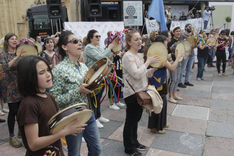 La concentración, celebrada en Oviedo, ha sido apoyada por miles de personas que a grito de «asturianu, llingua oficial» reclaman que la oficialidad sea una realidad 