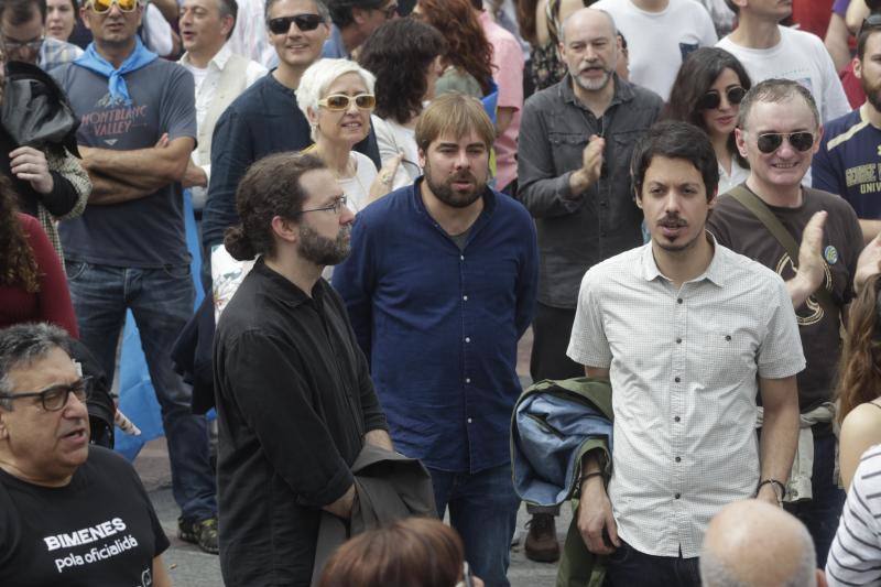 La concentración, celebrada en Oviedo, ha sido apoyada por miles de personas que a grito de «asturianu, llingua oficial» reclaman que la oficialidad sea una realidad 