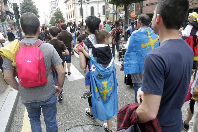 La concentración, celebrada en Oviedo, ha sido apoyada por miles de personas que a grito de «asturianu, llingua oficial» reclaman que la oficialidad sea una realidad 