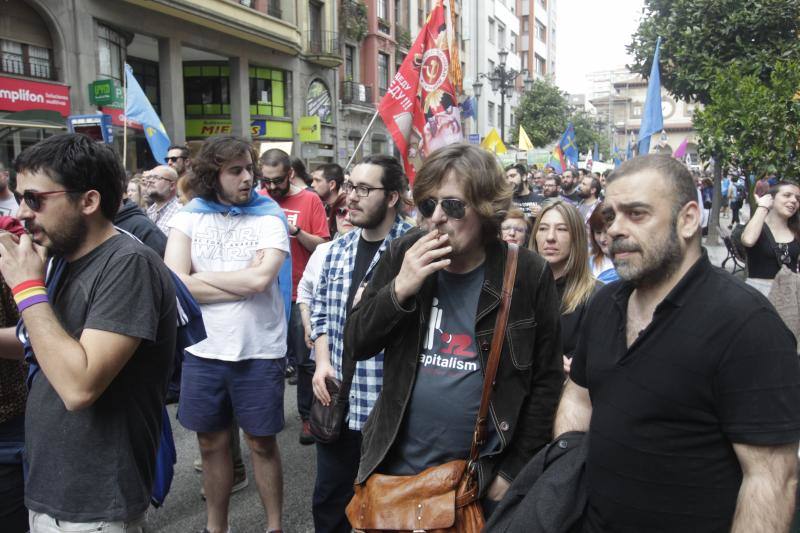 La concentración, celebrada en Oviedo, ha sido apoyada por miles de personas que a grito de «asturianu, llingua oficial» reclaman que la oficialidad sea una realidad 