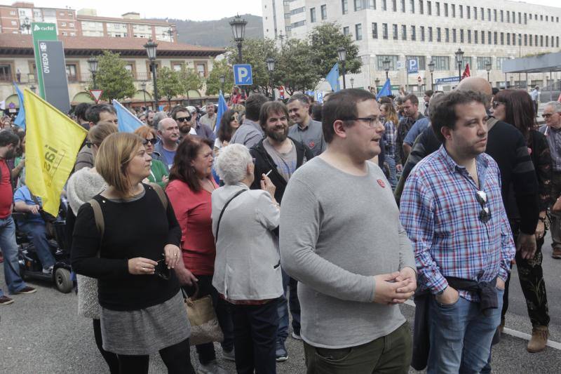 La concentración, celebrada en Oviedo, ha sido apoyada por miles de personas que a grito de «asturianu, llingua oficial» reclaman que la oficialidad sea una realidad 
