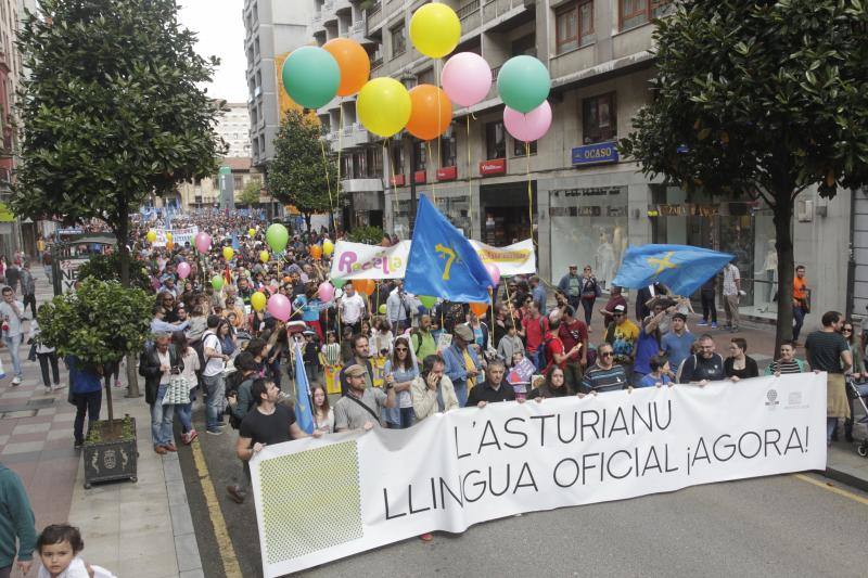 La concentración, celebrada en Oviedo, ha sido apoyada por miles de personas que a grito de «asturianu, llingua oficial» reclaman que la oficialidad sea una realidad 