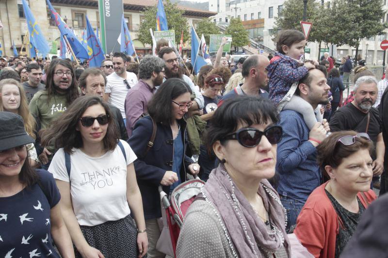 La concentración, celebrada en Oviedo, ha sido apoyada por miles de personas que a grito de «asturianu, llingua oficial» reclaman que la oficialidad sea una realidad 