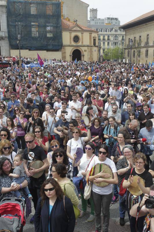 La concentración, celebrada en Oviedo, ha sido apoyada por miles de personas que a grito de «asturianu, llingua oficial» reclaman que la oficialidad sea una realidad 