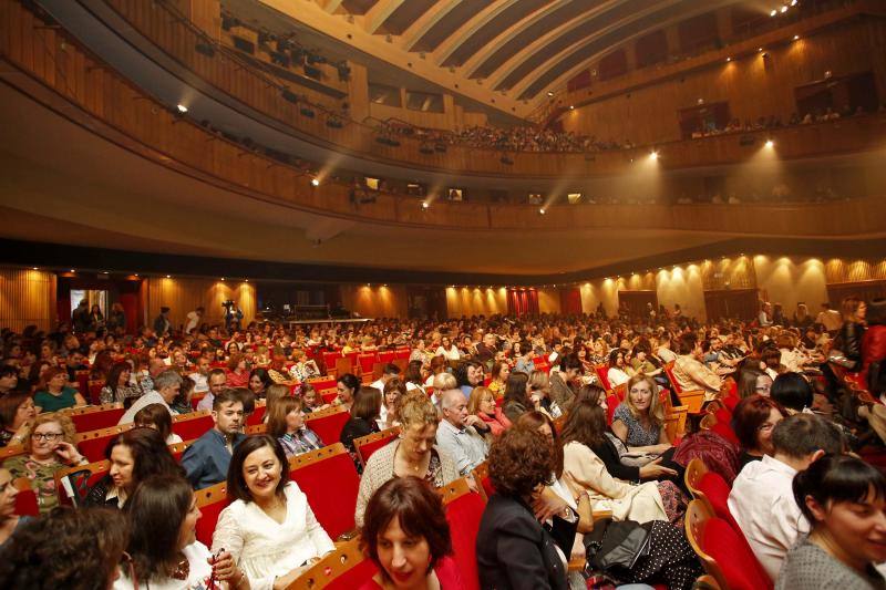 El cantante interpretó sus temas clásicos ante el público gijonés en un teatro abarrotado.