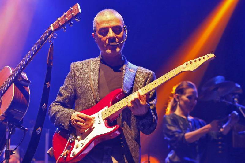 El cantante interpretó sus temas clásicos ante el público gijonés en un teatro abarrotado.