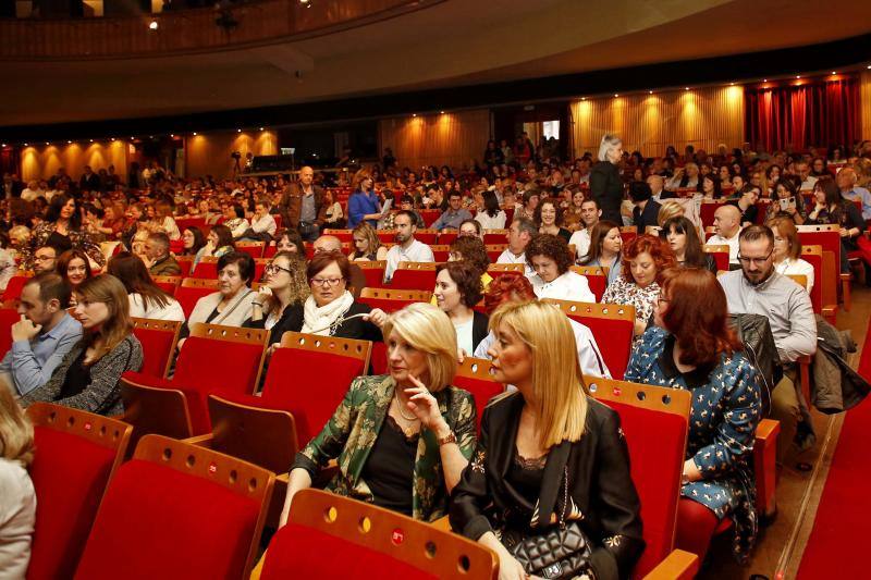 El cantante interpretó sus temas clásicos ante el público gijonés en un teatro abarrotado.