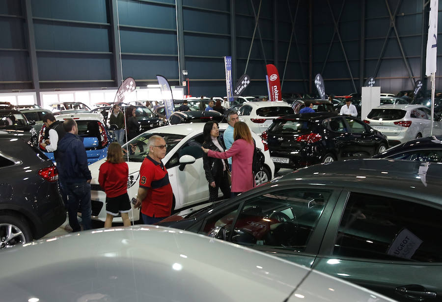 La sexta edición de esta feria ofrece variedad de coches y competitividad de precios en el recinto Luis Adaro.