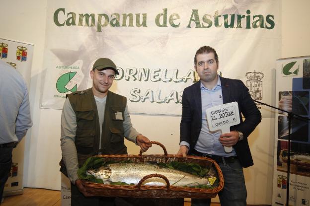 A la derecha, David Suárez, propietario de la sidrería El Bosque de Oviedo, que compró el campanu del Narcea, junto a Juan Carlos Rodríguez, el pescador que logró el primer ejemplar de este río. 