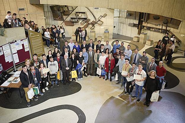 El rector, la directora general de Universidades y el resto de autoridades, con los alumnos premiados. 