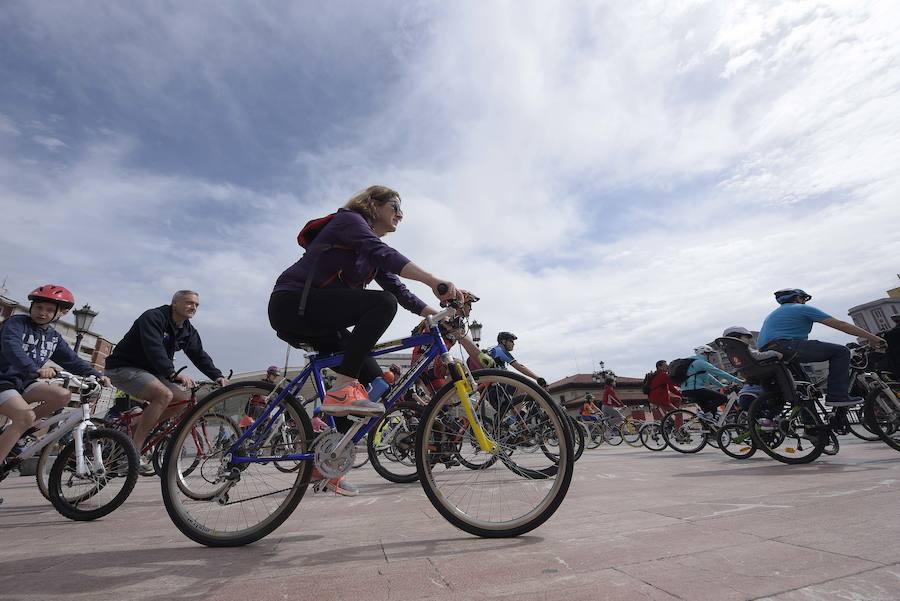 El colectivo Asturias con Bici organiza un paseo por la capital asturiana 
