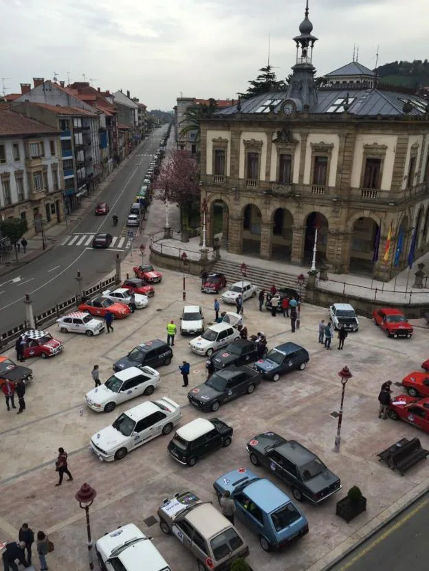 Los vehículos, estacionados frente al Ayuntamiento.