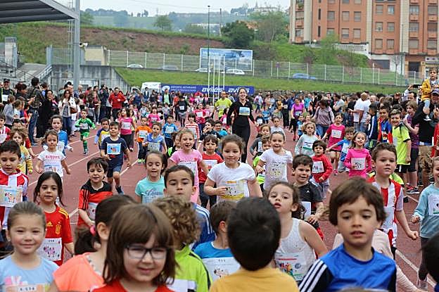 Los niños disfrutaron en la mañana de ayer sobre la pista del Estadio de Atletismo Yago Lamela. 