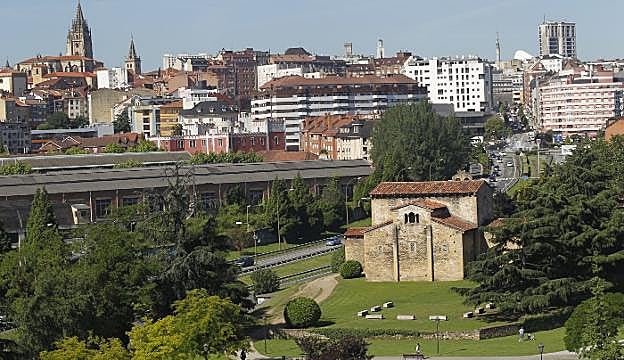 La entrada a la ciudad desde la 'Y', a la altura de la iglesia prerrománica de Santullano, pendiente de un ambicioso proyecto de reordenación. 
