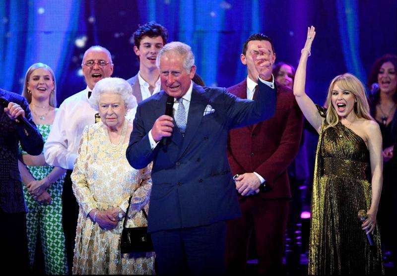 La monarca, que acudió a la gala radiante con un vestido salpicado de flores doradas, estuvo acompañada del grueso de su familia y arropada por Sting, la estrella jamaicana de reggae Shabby, el lengendario Tom Jones, la australiana Kylie Minogue o Jammie Cullum, entre otros.