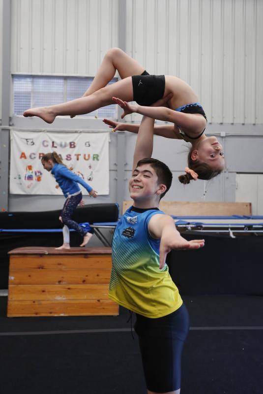 Joel Alves, de Lugones, dedica doce horas a la semana a entrenarse en la disciplina de la gimnasia acrobática