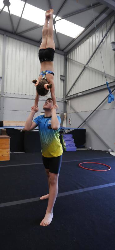 Joel Alves, de Lugones, dedica doce horas a la semana a entrenarse en la disciplina de la gimnasia acrobática