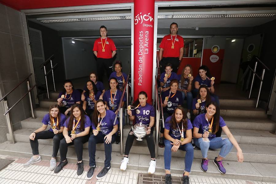 Las jugadoras del Mavi Nuevas Tecnologías La Calzada posaron este lunes en el Muro con las medallas que las distinguen como ganadoras del primer título del balonmano asturiano