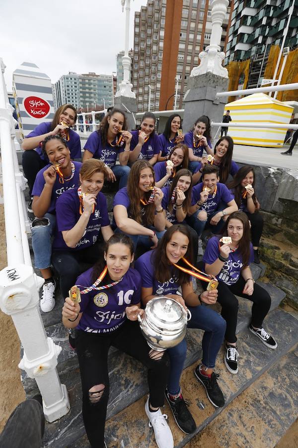 Las jugadoras del Mavi Nuevas Tecnologías La Calzada posaron este lunes en el Muro con las medallas que las distinguen como ganadoras del primer título del balonmano asturiano