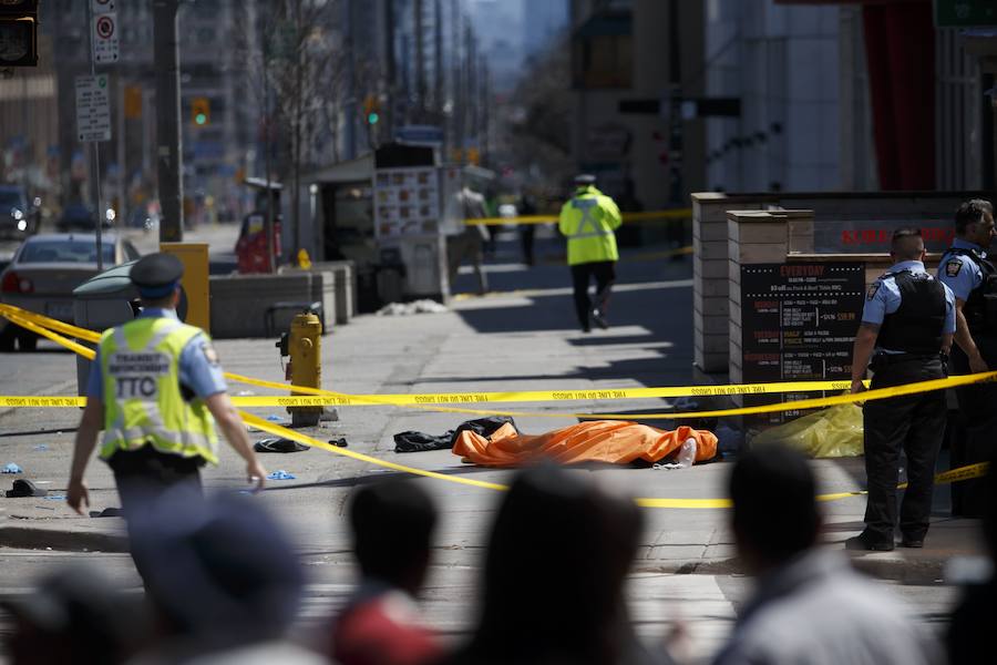 Al menos nueve personas murieron y 16 quedaron heridas el lunes en Toronto, luego de que una camioneta se lanzara a toda velocidad sobre una acera atropellando a varios peatones, informó la policía.