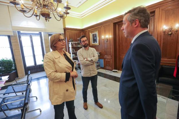 Momento del encuentro ayer en la Alcaldía. 