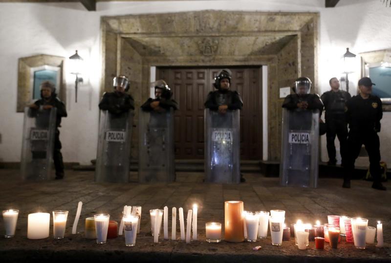 Tres jóvenes estudiantes de cine mexicanos han sido brutalmente asesinados por un cártel. Según han confirmado las autoridades fueron torturados e intentaron hacer desaparecer sus cuerpos disolviénolos en ácido. Todo apunta a que les confundieron con miembros de un grupo criminal rival. 