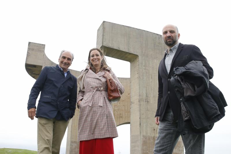 El 'Elogio del Horizonte', emblemática escultura de Gijón, será sometida a un proceso de restauración que se prolongará tres años. La actuación se enmarca en el proyecto InnovaConcrete, gestado por la Universidad de Cádiz, que está dotado con 6,8 millones de euros de fondos europeos La actuación ha sido presentada por Lorenzo Fernández-Ordóñez y Luis Chillida, hijos del autor del proyecto y el escultor, y la catedrática María Jesús Mosquera. 