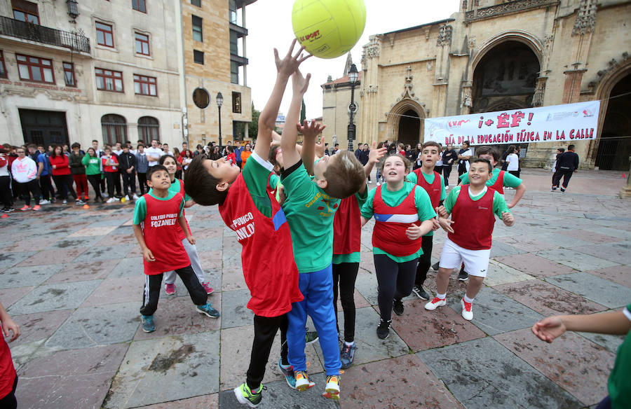 Escolares de Oviedo celebraron el Día de la Educación Física con distintas actividades en la plaza de la Catedral