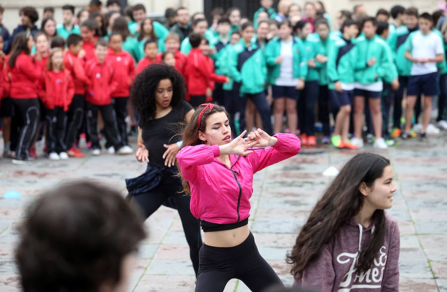 Escolares de Oviedo celebraron el Día de la Educación Física con distintas actividades en la plaza de la Catedral