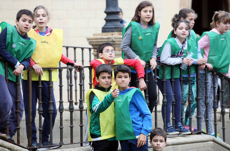 Escolares de Oviedo celebraron el Día de la Educación Física con distintas actividades en la plaza de la Catedral