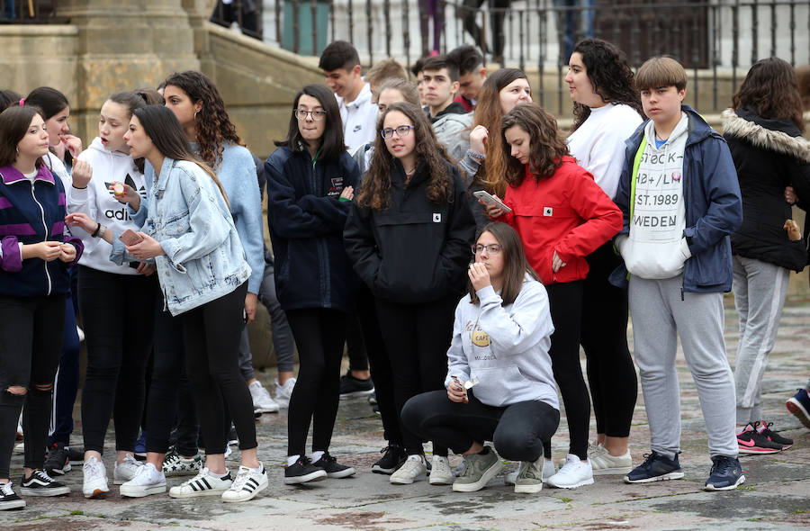 Escolares de Oviedo celebraron el Día de la Educación Física con distintas actividades en la plaza de la Catedral