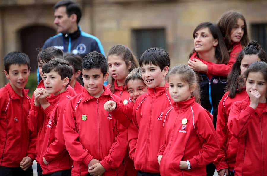 Escolares de Oviedo celebraron el Día de la Educación Física con distintas actividades en la plaza de la Catedral