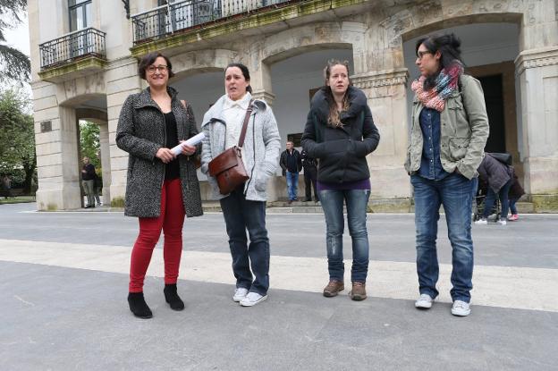 Ana Ballester con mujeres de la plataforma ciudadana. 