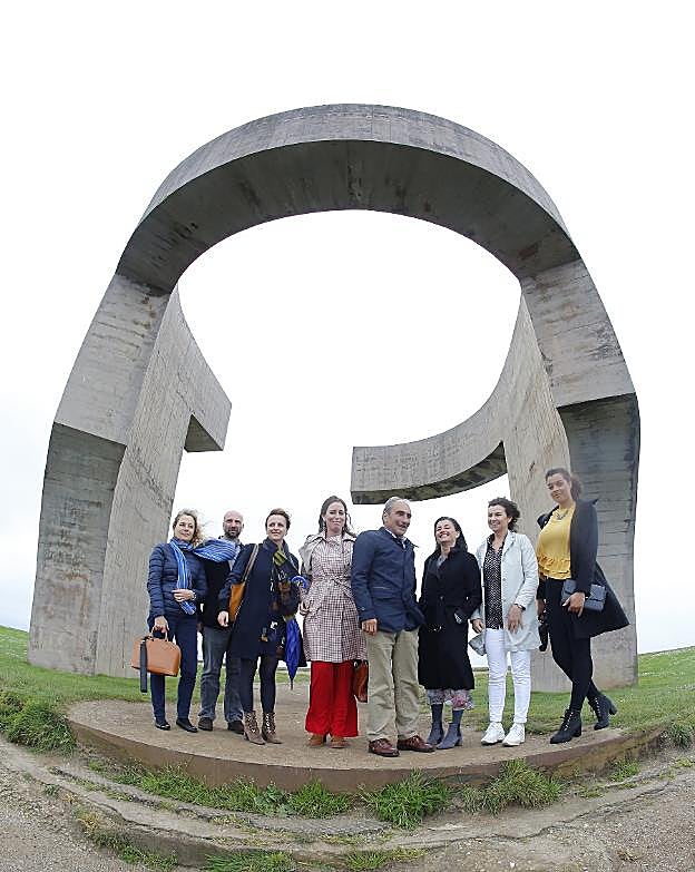 Cristina Fernández de Luz (esposa de Luis Chillida), el arquitecto Lorenzo Fernández-Ordóñez, Raquel Huergo, la catedrática María Jesús Mosquera, Luis Chillida, María López Castro, Montserrat López y Sauda Allen, ayer, en el epicentro del 'Elogio del horizonte'. 