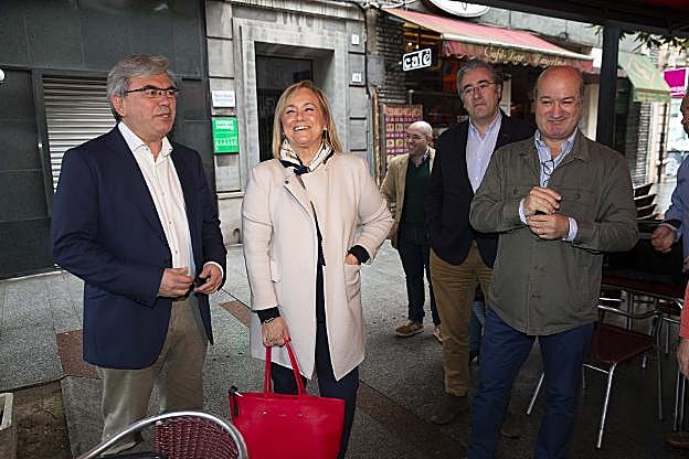 Mariano Marín, ayer, con Mercedes Fernández en Corrida. 