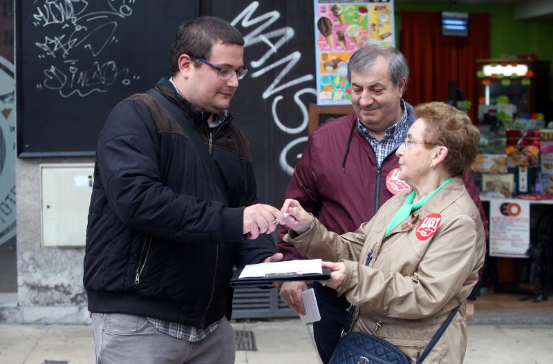 Miembros de los sindicatos UGT y CC OO han recogido firmas en el centro de Oviedo en defensa del sistema público de pensiones.