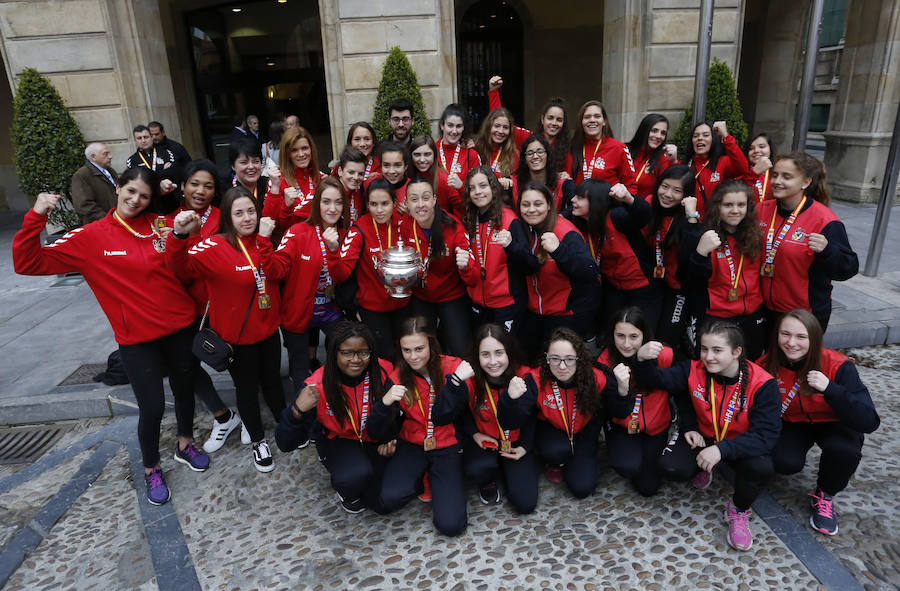 Las jugadoras y el equipo técnico y directivo del Mavi ha sido recibido este miércoles por la Corporación municipal.