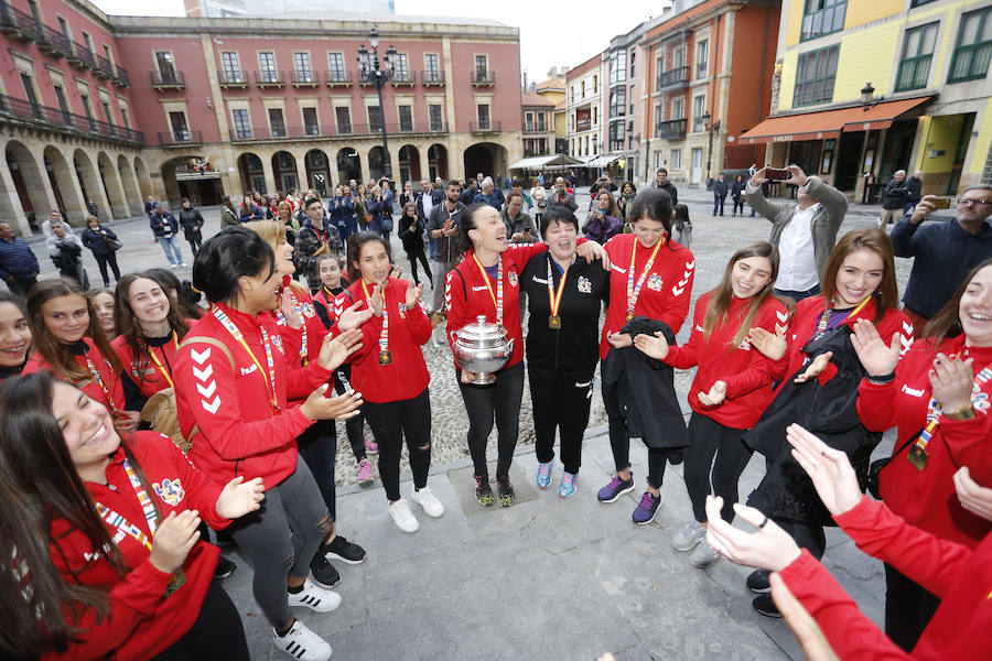 Las jugadoras y el equipo técnico y directivo del Mavi ha sido recibido este miércoles por la Corporación municipal.