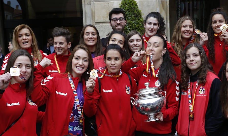 Las jugadoras y el equipo técnico y directivo del Mavi ha sido recibido este miércoles por la Corporación municipal.