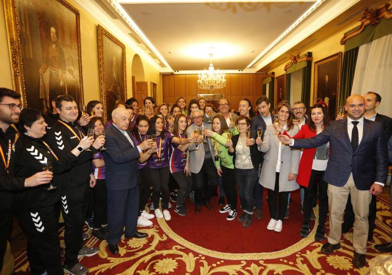 Las jugadoras y el equipo técnico y directivo del Mavi ha sido recibido este miércoles por la Corporación municipal.