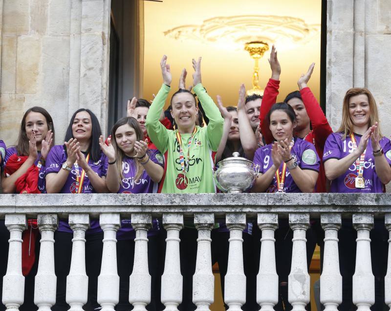 Las jugadoras y el equipo técnico y directivo del Mavi ha sido recibido este miércoles por la Corporación municipal.