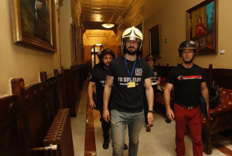 Una veintena de bomberos se ha concentrado frente a la Junta Genearl bajo el lema 'Todos somos Eloy' en protesta por la sentencia que considera que la muerte de su compañero Eloy Palacio en el incendio de la calle Uría se debió a una imprudencia temeraria. Después se han reunido con representantes de los grupos parlamentarios. Entre los asistentes se encontraban Juan Carlos Fernández, 'Cuni', que resultó herido en el suceso, y la esposa del bombero fallecido.