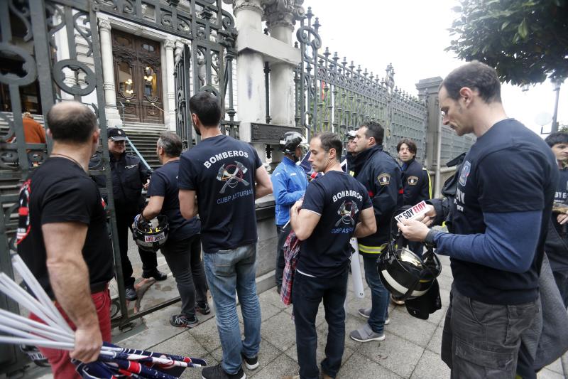 Una veintena de bomberos se ha concentrado frente a la Junta Genearl bajo el lema 'Todos somos Eloy' en protesta por la sentencia que considera que la muerte de su compañero Eloy Palacio en el incendio de la calle Uría se debió a una imprudencia temeraria. Después se han reunido con representantes de los grupos parlamentarios. Entre los asistentes se encontraban Juan Carlos Fernández, 'Cuni', que resultó herido en el suceso, y la esposa del bombero fallecido.