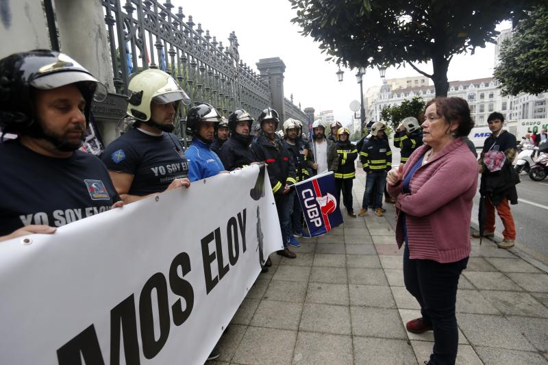 Una veintena de bomberos se ha concentrado frente a la Junta Genearl bajo el lema 'Todos somos Eloy' en protesta por la sentencia que considera que la muerte de su compañero Eloy Palacio en el incendio de la calle Uría se debió a una imprudencia temeraria. Después se han reunido con representantes de los grupos parlamentarios. Entre los asistentes se encontraban Juan Carlos Fernández, 'Cuni', que resultó herido en el suceso, y la esposa del bombero fallecido.