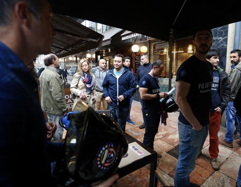 Una veintena de bomberos se ha concentrado frente a la Junta Genearl bajo el lema 'Todos somos Eloy' en protesta por la sentencia que considera que la muerte de su compañero Eloy Palacio en el incendio de la calle Uría se debió a una imprudencia temeraria. Después se han reunido con representantes de los grupos parlamentarios. Entre los asistentes se encontraban Juan Carlos Fernández, 'Cuni', que resultó herido en el suceso, y la esposa del bombero fallecido.