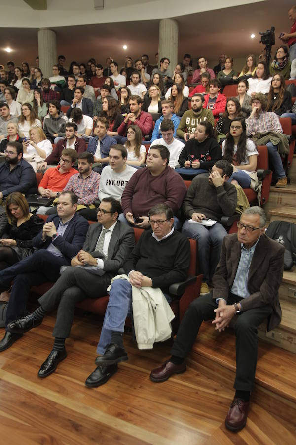 El expresidente del Gobierno también ha impartido una conferencia en la Facultad de Economía y Empresa sobre 'La nueva dimensión del Estado Social'